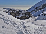 63 Scendendo lo splendido vallone innevato 